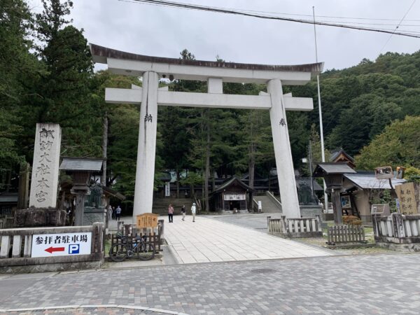 諏訪大社本宮前