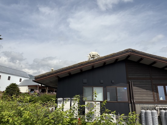 アトリエドフロマージュ　屋根に山羊