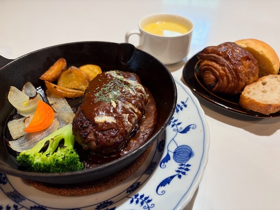 カフェバーゾウさんのハンバーグランチ　パンスープおかわり自由