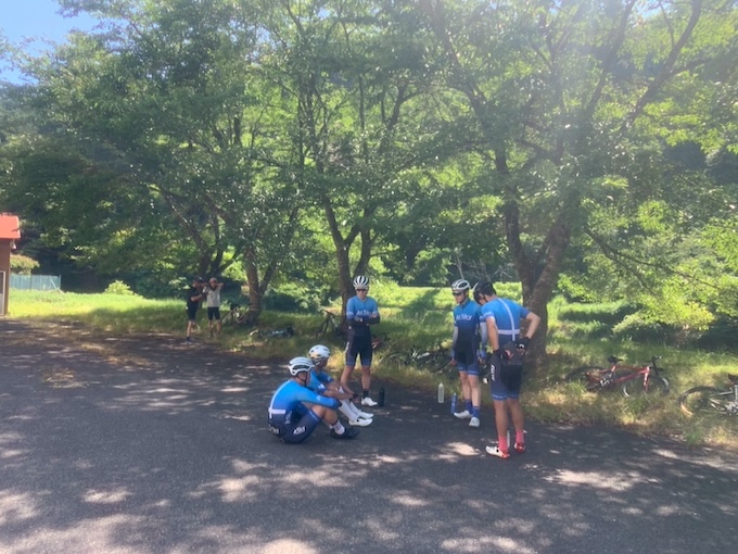 コウノトリチャレンジライドスタッフ試走　森本中学校跡で休憩